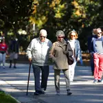 Pensionistas paseando y haciendo deporte por el parque del Retiro (Madrid)