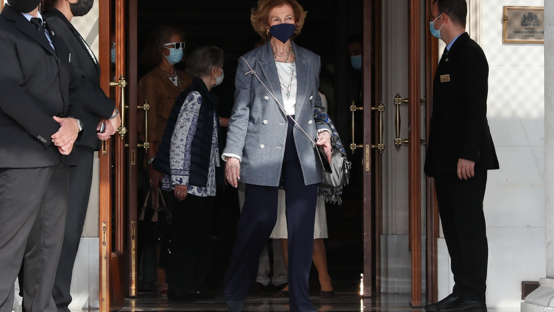 La Reina Sofía saliendo de su hotel en Atenas