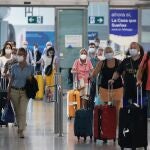 Llegada masiva de turistas de varias nacionalidades al aeropuerto de Málaga