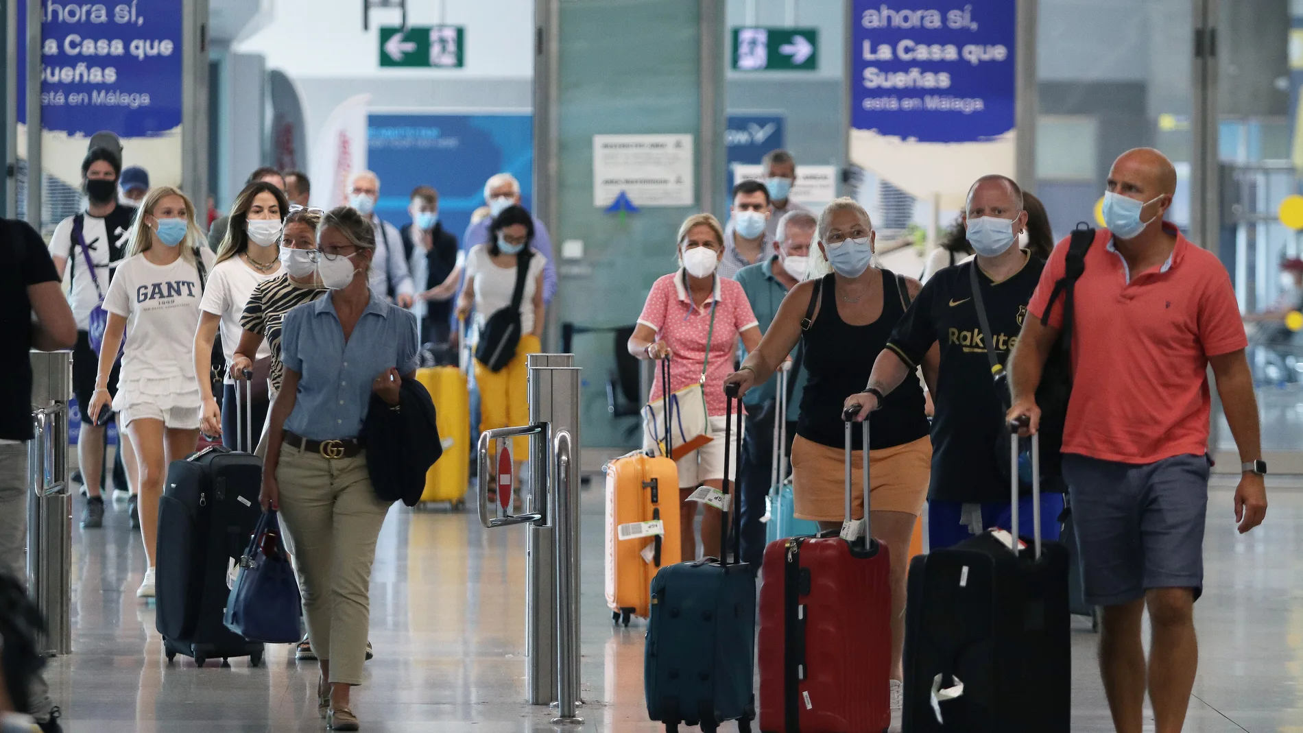 Llegada masiva de turistas de varias nacionalidades al aeropuerto de Málaga