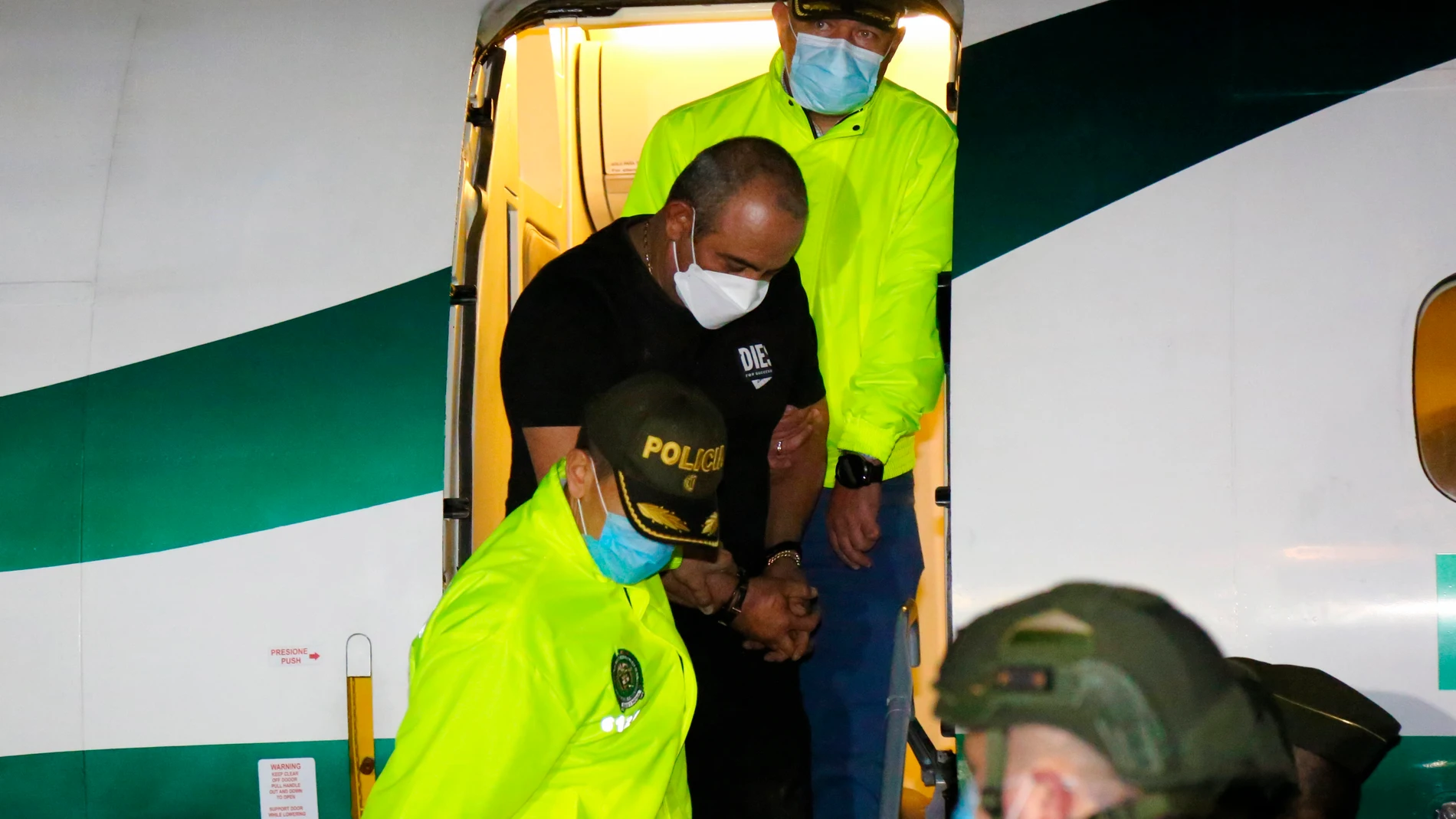 Fotografía cedida por la Policía Nacional de Colombia que muestra al número uno de la banda criminal del Clan del Golfo, Dairo Antonio Úsuga David, alias "Otoniel", a su llegada a Bogotá