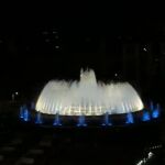 Imagen de la fuente Mágica de Montjuïc de Barcelona con los colores de la bandera de El Salvador