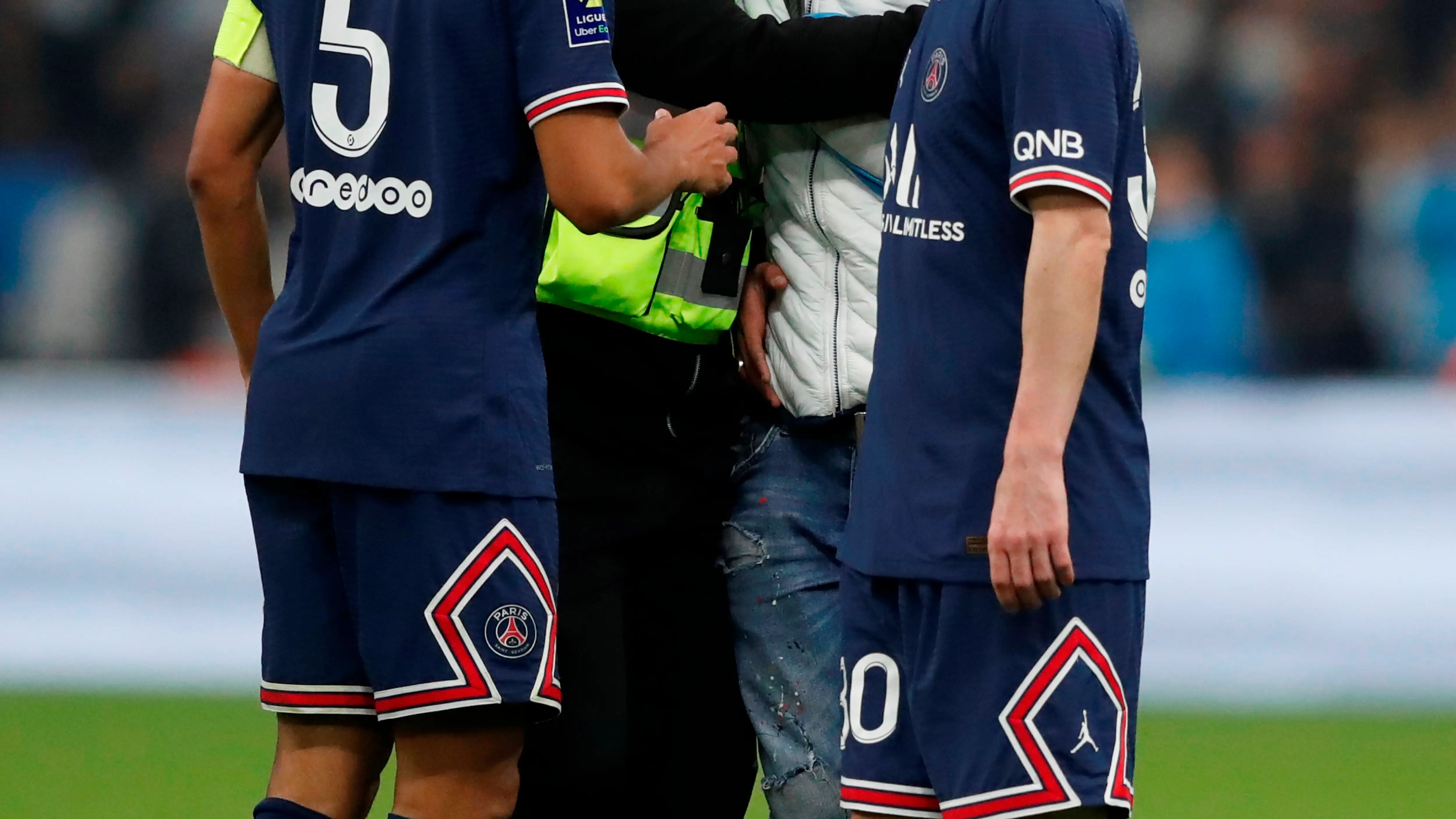 El hombre saltó al campo y persiguió a Messi durante unos metros
