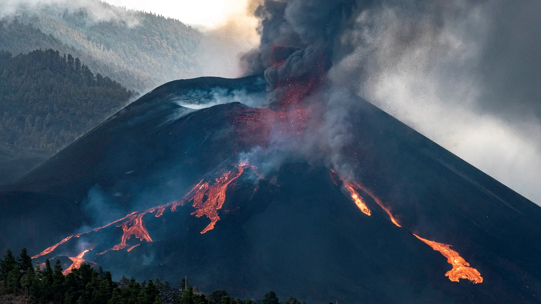 Momento en el que una nueva boca se ha abierto en la parte inferior del cono secundario del volcán de La Palma, de la que sale abundante lava. EFE/Ángel Medina G.