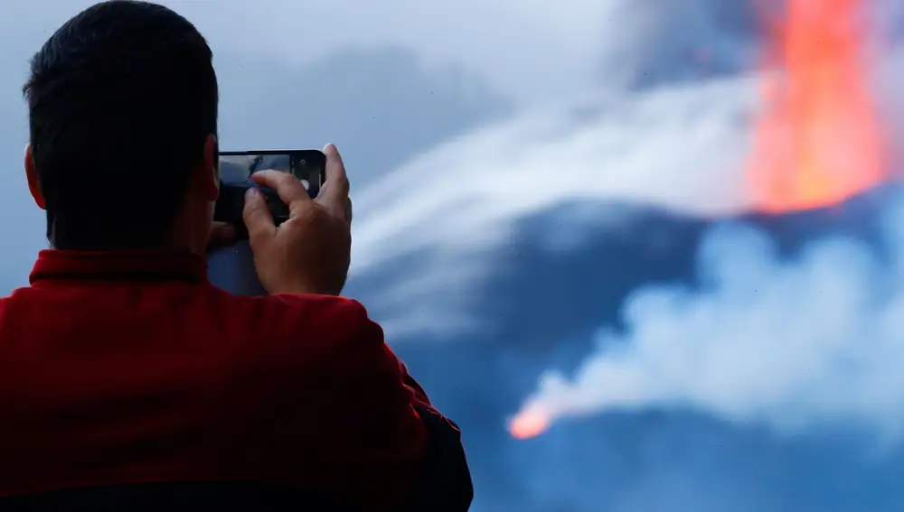 Un turista toma fotografías del volcán Cumbre Vieja