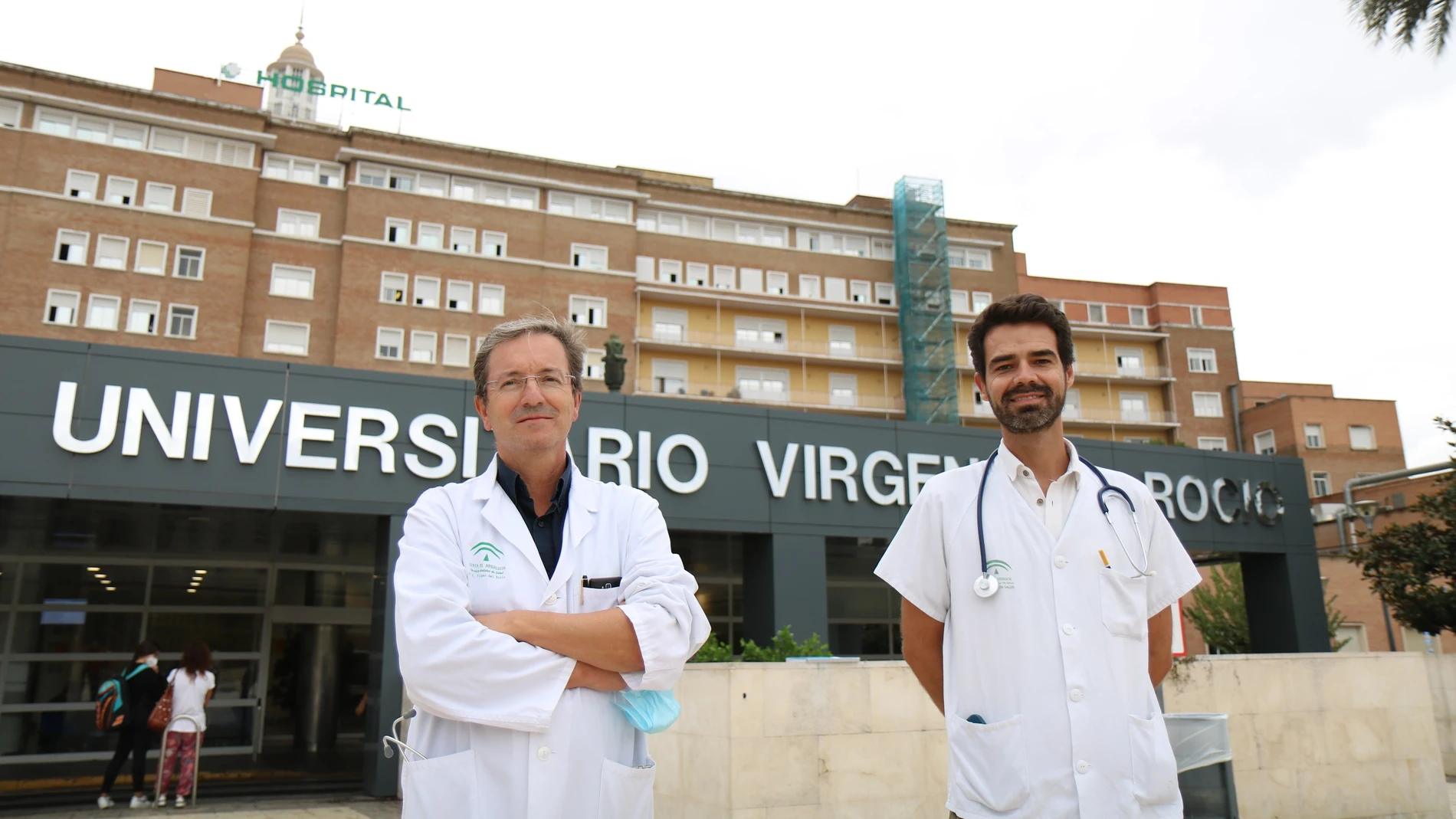 Dos de los autores del estudio, los doctores José Miguel Cisneros y José Molina.HOSPITAL VIRGEN DEL ROCÍO25/10/2021