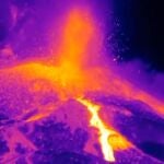 El Instituto Volcanológico de Canarias ha publicado estas imágenes grabadas con vídeo infrarrojo de la actividad volcánica a última hora de este domingo.
