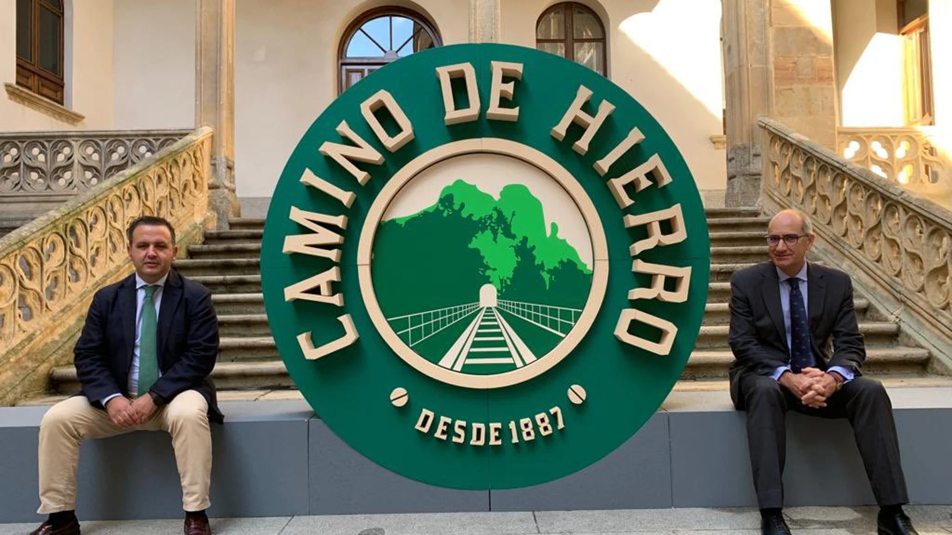 El presidente de de la Diputación de Salamanca, Javier Iglesias, presenta la nueva imagen del Camino de HIerro