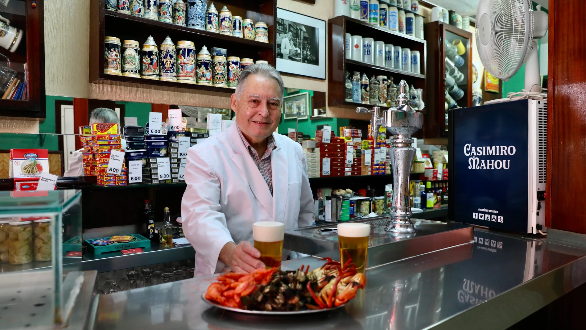 Ángel Peinado en su bar y marisquería El Cangrejero