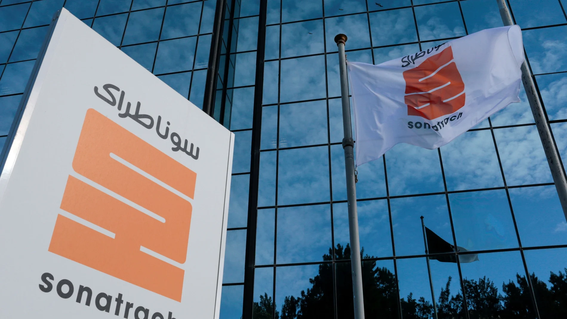 FILE PHOTO: The logo of the state energy company Sonatrach is pictured at the headquarters in Algiers, Algeria November 25, 2019. REUTERS/Ramzi Boudina/File Photo