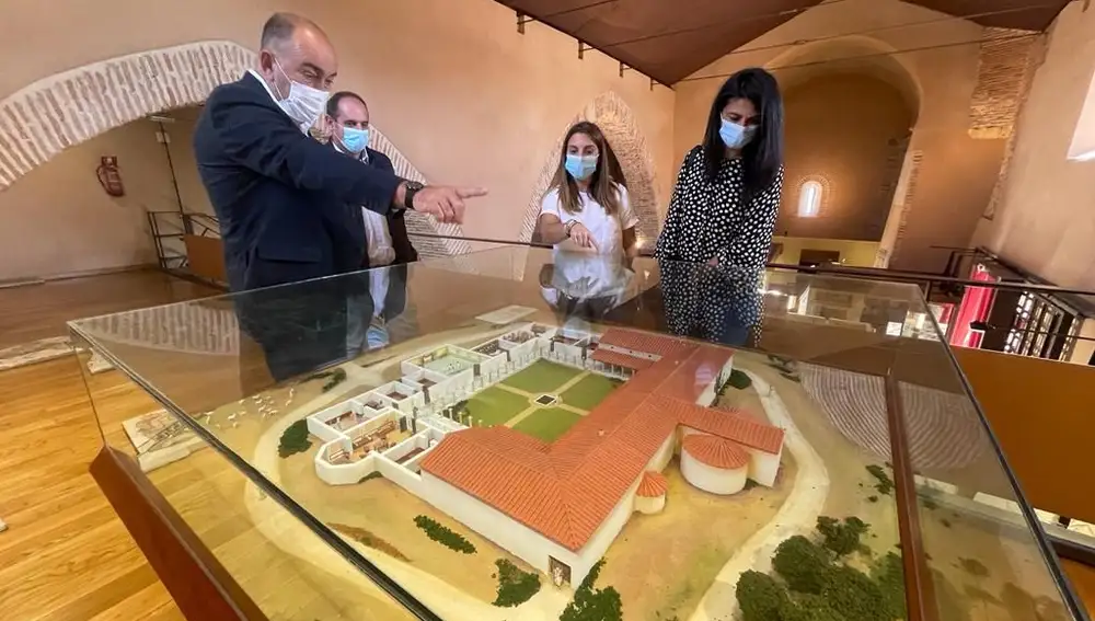 El presidente de la Diputación de Segovia, Miguel Ángel de Vicente, visita el Aula Arqueológica de Aguilafuente