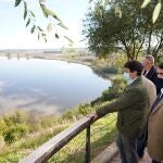 El presidente de la Junta de Castilla y León, Alfonso Fernández Mañueco, visita el entorno de las riberas de Castronuño, junto al consejero Juan Carlos Suárez-Quiñones, entre otros