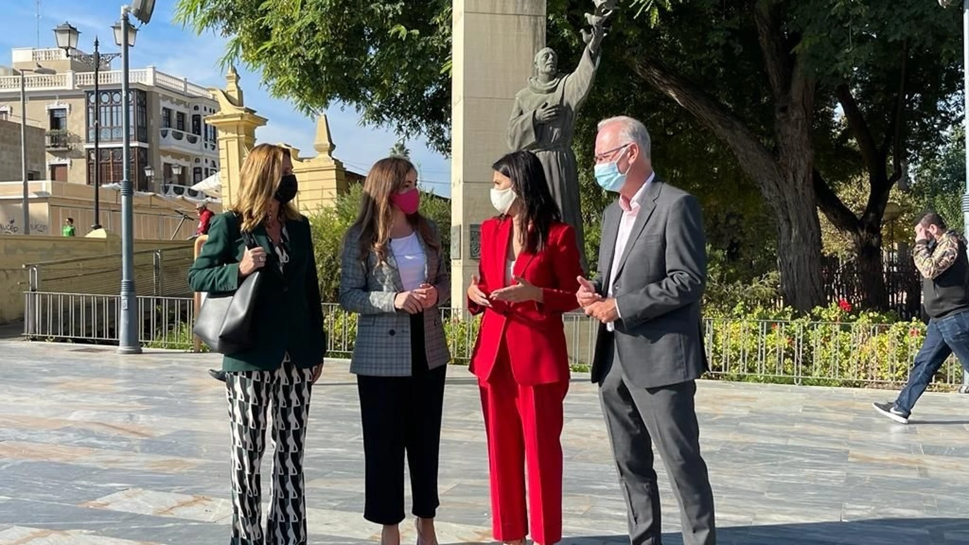 La portavoz del Partido Popular en la Región de Murcia, Miriam Guardiola; la portavoz del Grupo Municipal Popular, Rebeca Pérez, y el concejal