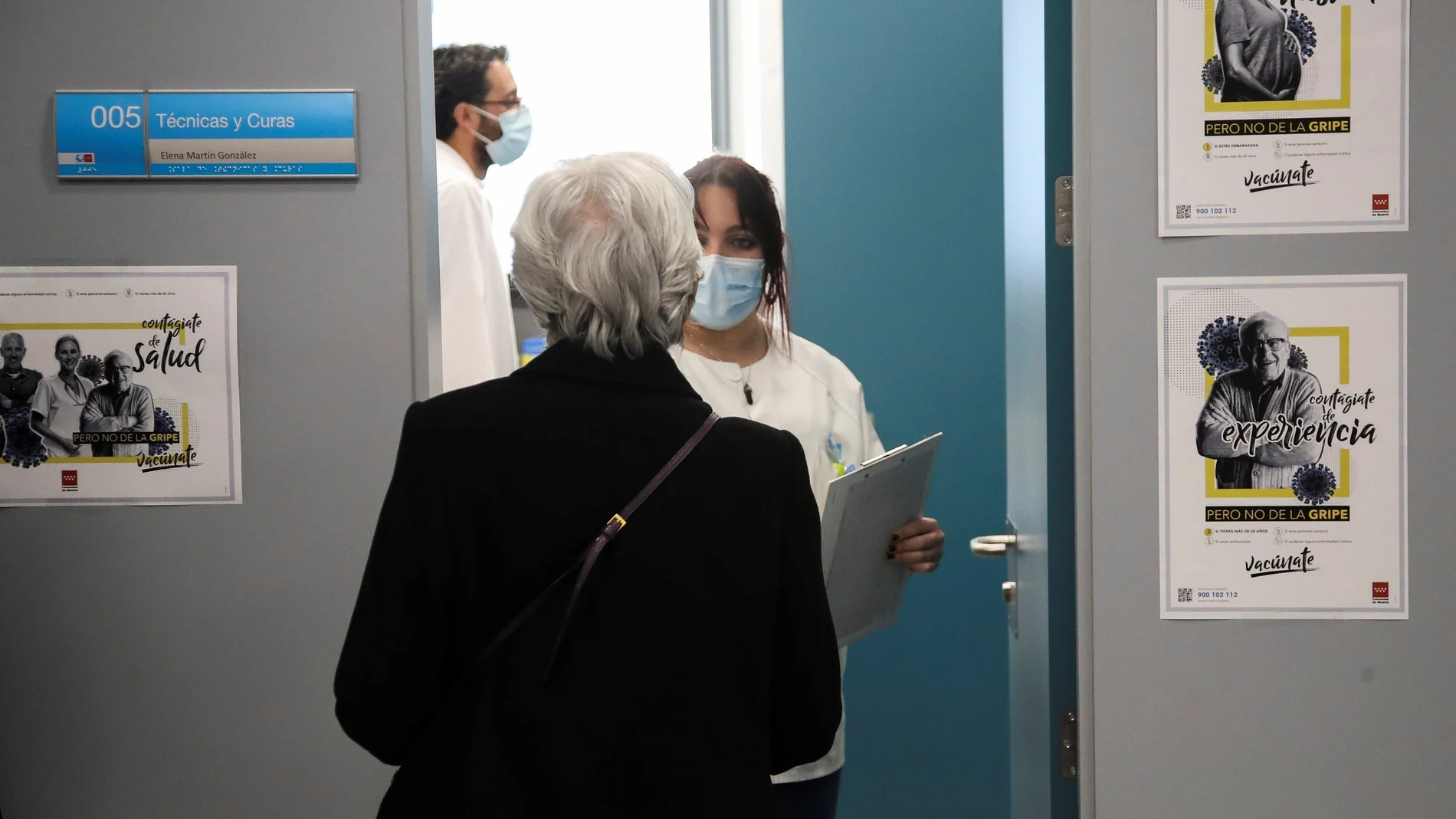 Una mujer pasa a consulta para vacunarse de la gripe y la covid-19 este lunes en Madrid