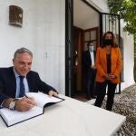 El consejero de la Presidencia, Elías Bendodo, en la Finca La Baltasara de Alhaurín el Grande, residencia de verano habitual del autor Antonio Gala