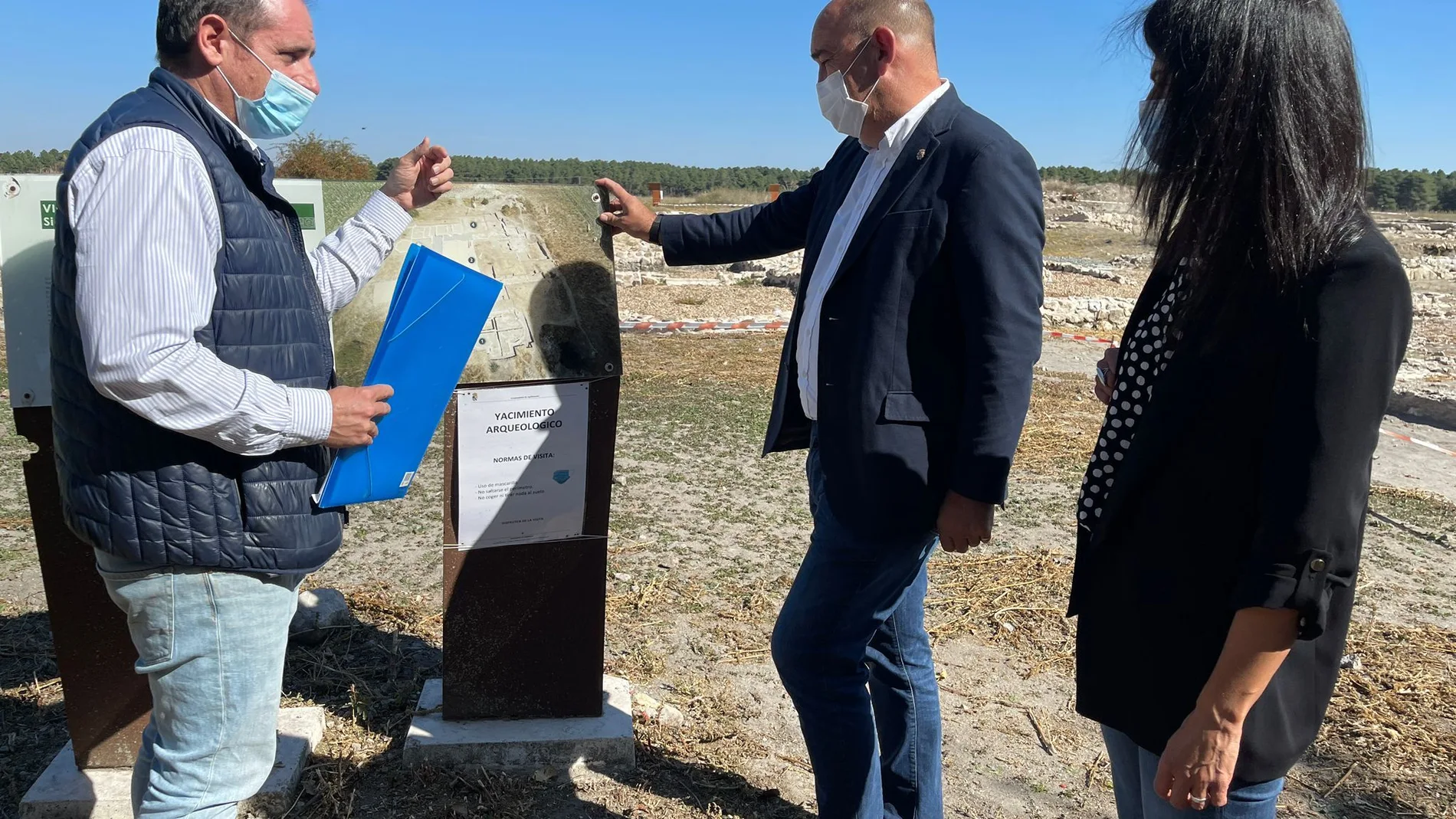El presidente de la Diputación de Segovia, Miguel Ángel de Vicente, visita el Aula Arqueológica de Aguilafuente