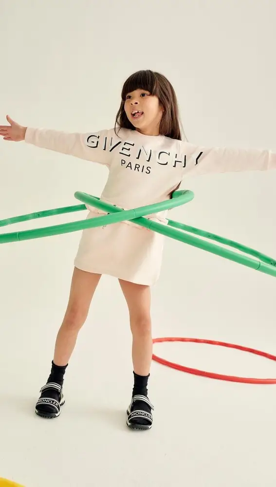 Modelo infantil Givenchy.