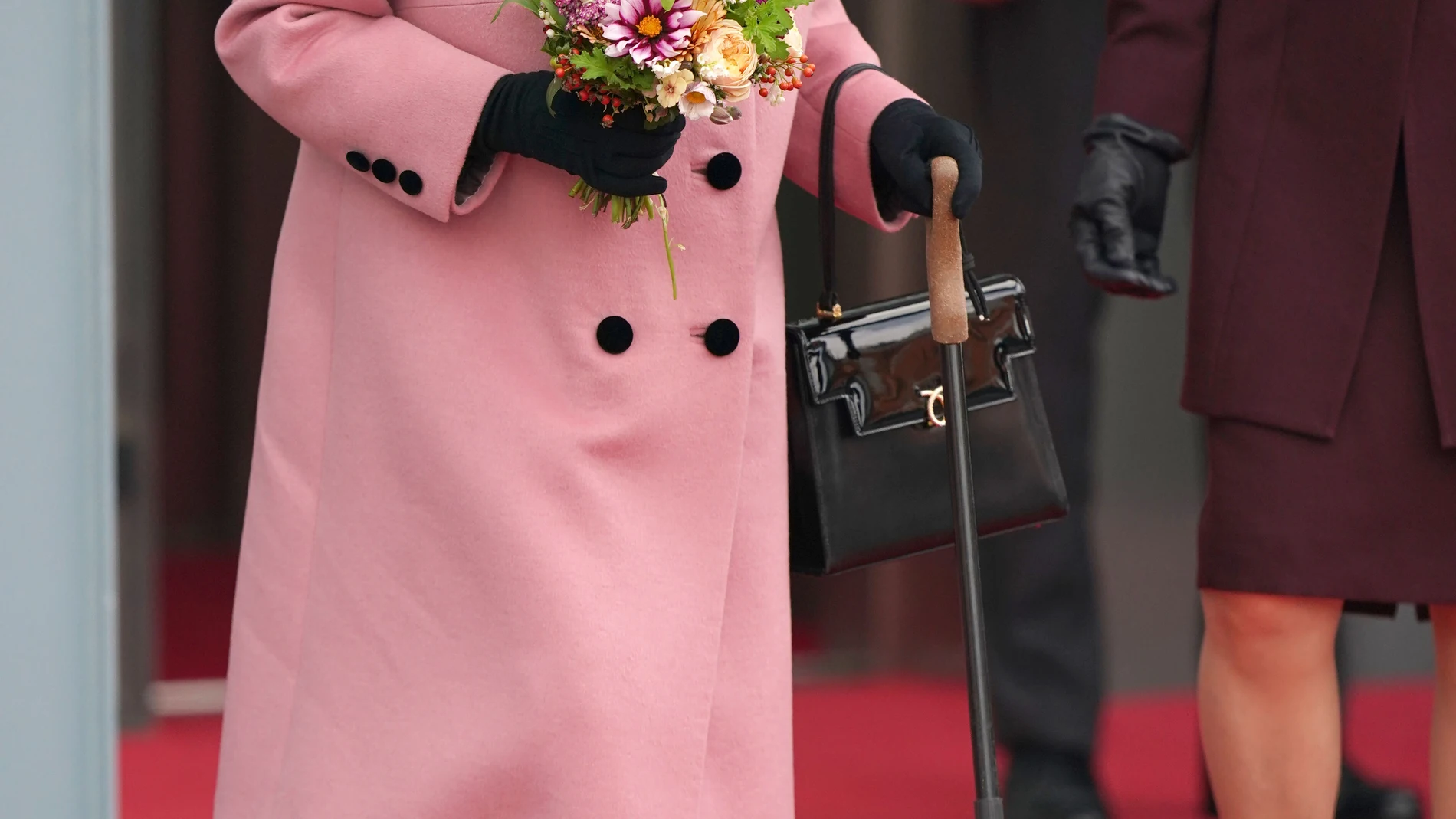 La Reina Isabel II con un bastón