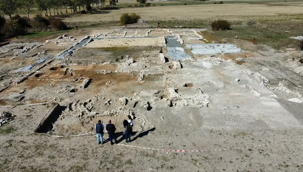 El presidente de la Diputación de Segovia, Miguel Ángel de Vicente, visita el Aula Arqueológica de Aguilafuente