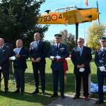 El jefe del Estado Mayor del Ejercito del Aire Javier Salto (3d) acompañado del alcalde de León José Antonio Diez (4i) hoy durante el acto del centenario de la academia