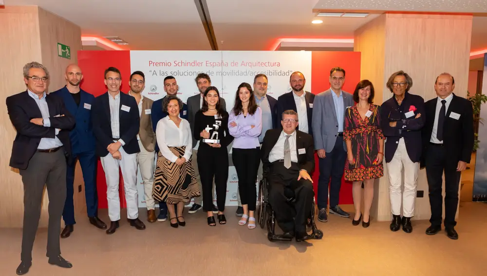 Foto de familia de ganadora, finalistas y jurado de los Premios Schindler España de Arquitectura.