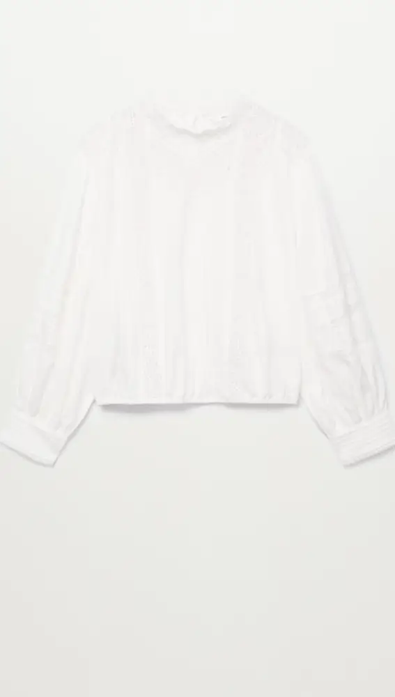 Blusa blanca con tejido bordado.