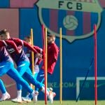 Depay, en el entrenamiento del Barcelona junto a Piqué, Dest y Jordi Alba