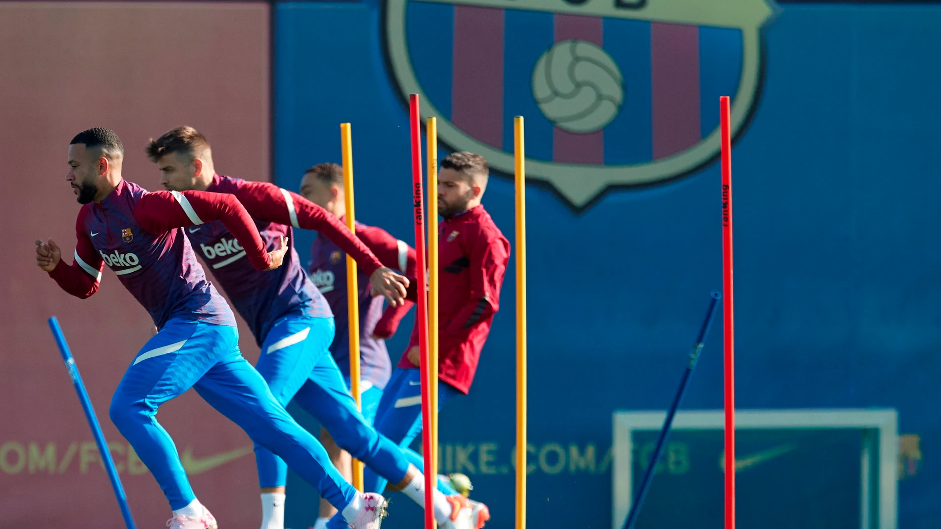 Depay, en el entrenamiento del Barcelona junto a Piqué, Dest y Jordi Alba