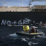  La Guardia Civil accede al barco de Greenpeace bloqueado en Valencia para requerirle el control