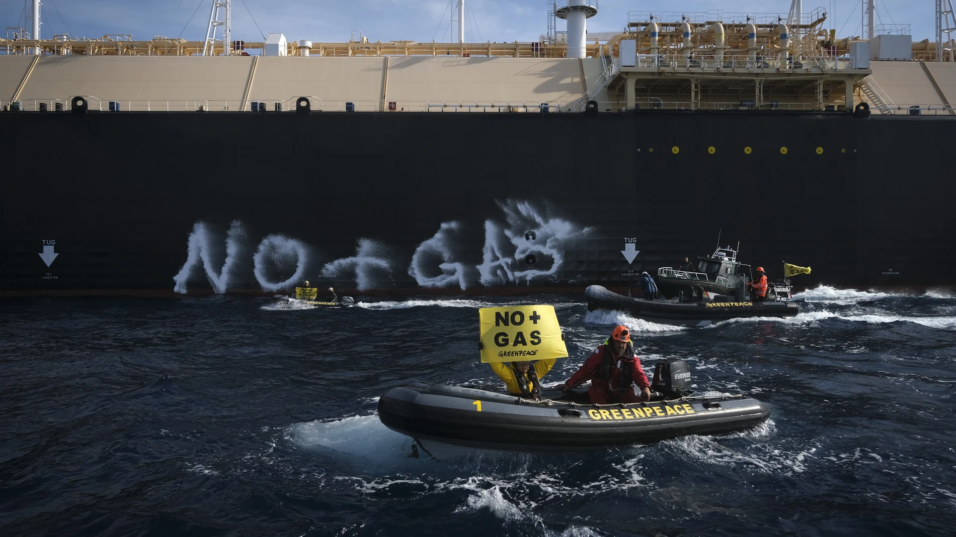 Activistas de Greenpeace han accedido a bordo del buque Esperanza al puerto de la planta regasificadora en Sagunto (Valencia) para exigir "el fin de los combustibles fósiles"