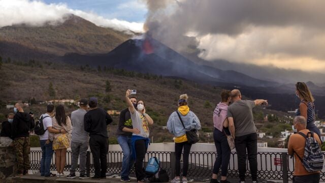 Los turistas se sacan selfies con el volcán de fondo