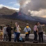 Los turistas se sacan selfies con el volcán de fondo