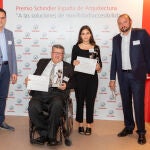 De izquierda a derecha: Julio Arce Presidente Europa Sur, Oriente Medio y África de Schindler; Enrique Rovira-Beleta, Arquitecto Director, UIC; Nino Mgledaze, Ganadora Primer Premio, UIC; José Manuel Nieto, CEO de Schindler Iberia.