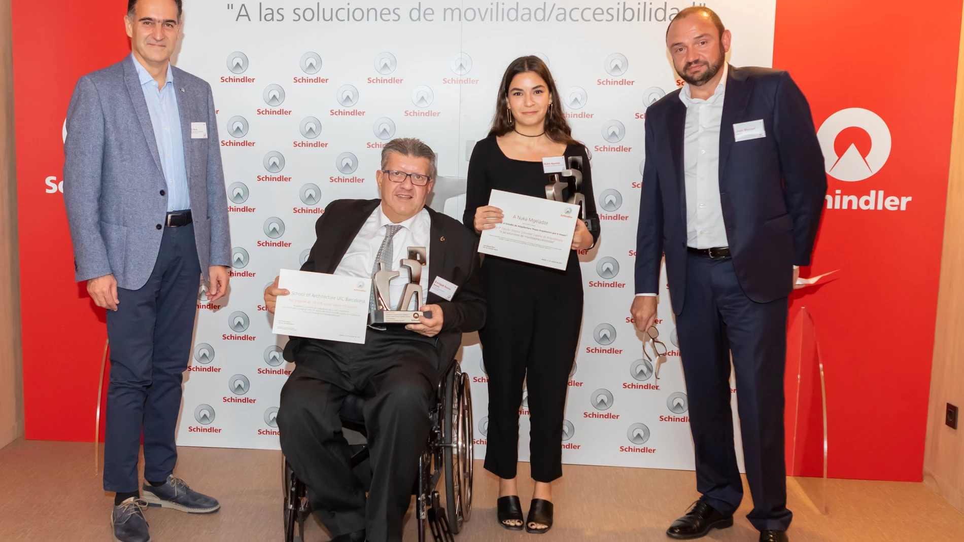 De izquierda a derecha: Julio Arce Presidente Europa Sur, Oriente Medio y África de Schindler; Enrique Rovira-Beleta, Arquitecto Director, UIC; Nino Mgledaze, Ganadora Primer Premio, UIC; José Manuel Nieto, CEO de Schindler Iberia.