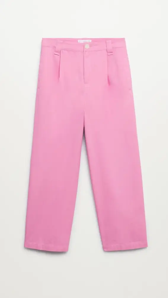 Pantalón en tono rosa pastel.