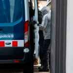 Uno de los detenidos es conducido a un furgón policial desde la comisaría de la Policía Local de Llinars del Vallés (Barcelona), donde los Mossos d' Esquadra han practicado por el momento cuatro detenciones en el marco de una operación contra una red de tráfico de marihuana centrada en esta población barcelonesa.EFE/Enric Fontcuberta