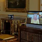 La reina de Inglaterra durante una vídeoconferencia