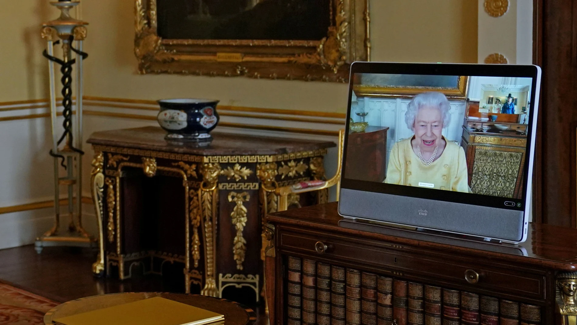 La reina de Inglaterra durante una vídeoconferencia