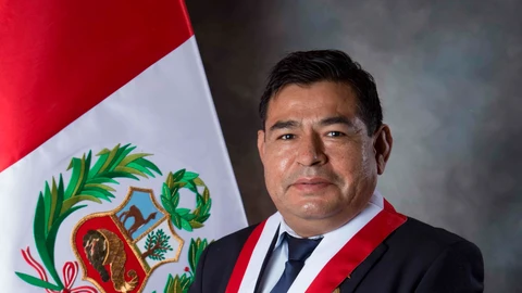 AME1971. LIMA (PERÚ), 25/10/2021.- Fotografía cedida hoy por el Congreso del Perú que muestra al congresista del partido Perú Libre Fernando Herrera. La sesión de investidura del renovado Gobierno del presidente de Perú, Pedro Castillo, fue suspendida repentinamente este lunes por la muerte del congresista del partido Perú Libre Fernando Herrera. El parlamentario pereció cuando habían pasado dos horas de debate en el hemiciclo, tras la presentación de las políticas generales del Ejecutivo realizada por la mañana por la primera ministra, Mirtha Vásquez. EFE/Congreso de la República del Perú /SOLO USO EDITORIAL /SOLO DISPONIBLE PARA ILUSTRAR LA NOTICIA QUE ACOMPAÑA (CRÉDITO OBLIGATORIO)