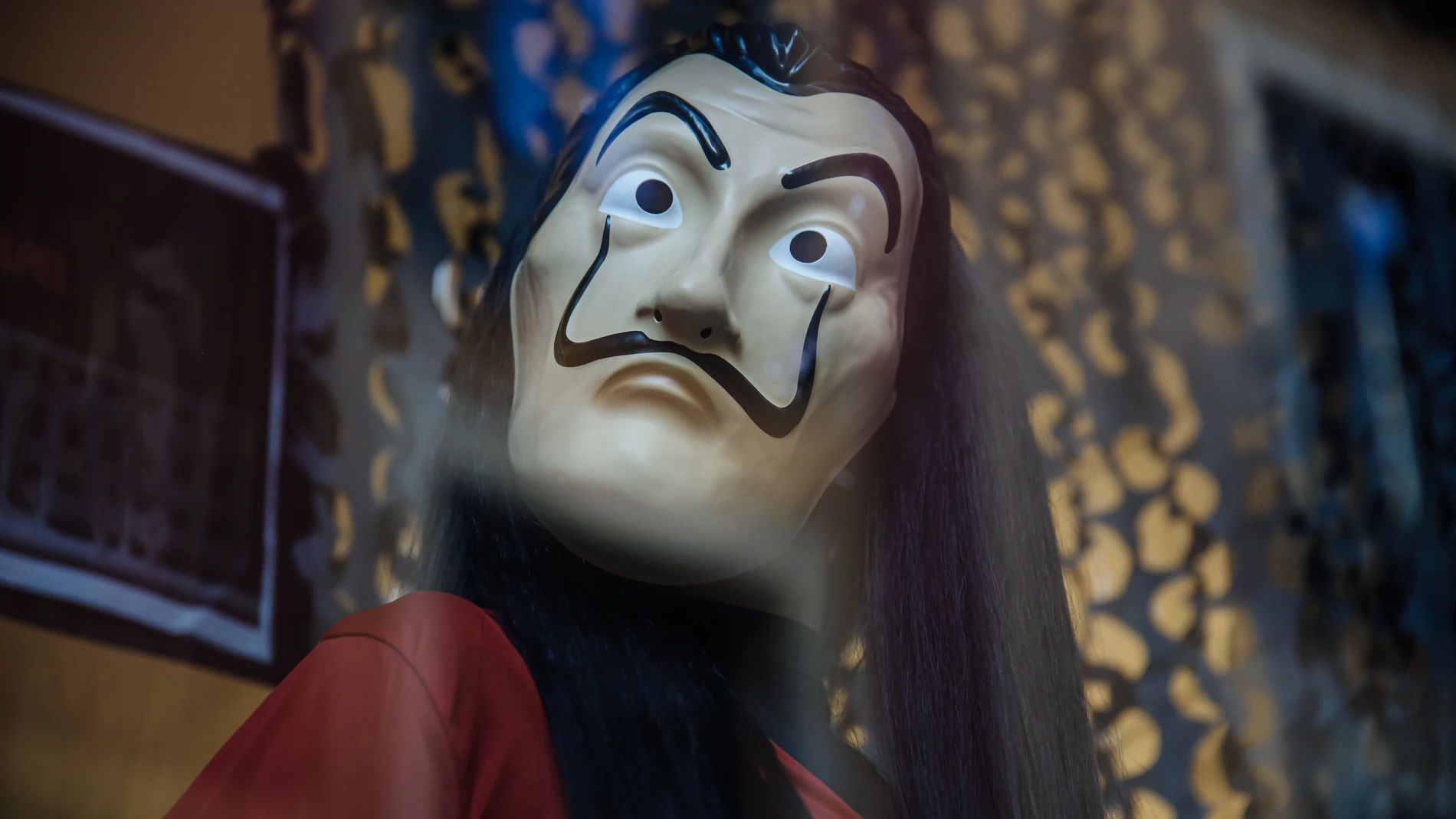 Una careta de Dalí en la tienda de disfraces Maty, a 26 de octubre de 2021, en Madrid (España). La Asociación de Consumidores y Usuarios en Red, CONSUMUR, ante la celebración de la fiesta de Halloween, ha elaborado un decálogo de recomendaciones para asesorar a los consumidores y usuarios que vayan a adquirir los disfraces y accesorios, en el que se informa de los requisitos de seguridad que han de cumplir los productos. Además, los disfraces deben incluir el marcado CE.26 DE OCTUBRE DE 2021;HALLOWEEN;DISFRACES;TERROR;MIEDO;NOCHE;DISFRAZ;MUERTOS;SANTOS;PÁNICOCarlos Luján / Europa Press26/10/2021