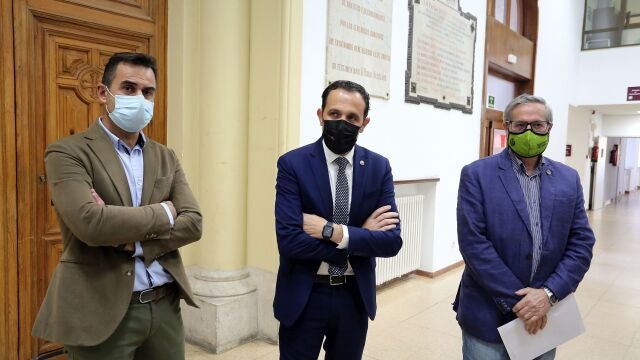 El presidente de la Diputación de Valladolid, Conrado Íscar, y el presidente Colegio Oficial de Ingenieros Técnicos Agrícolas y Graduados en Ingeniería de la rama Agrícola de Castilla-Duero, Gumersindo Sanabria (D), estudian con los diferentes colectivos agrícolas y sociales de la provincia las alegaciones de a la reforma del Plan Hidrológico de la Cuenca del Duero