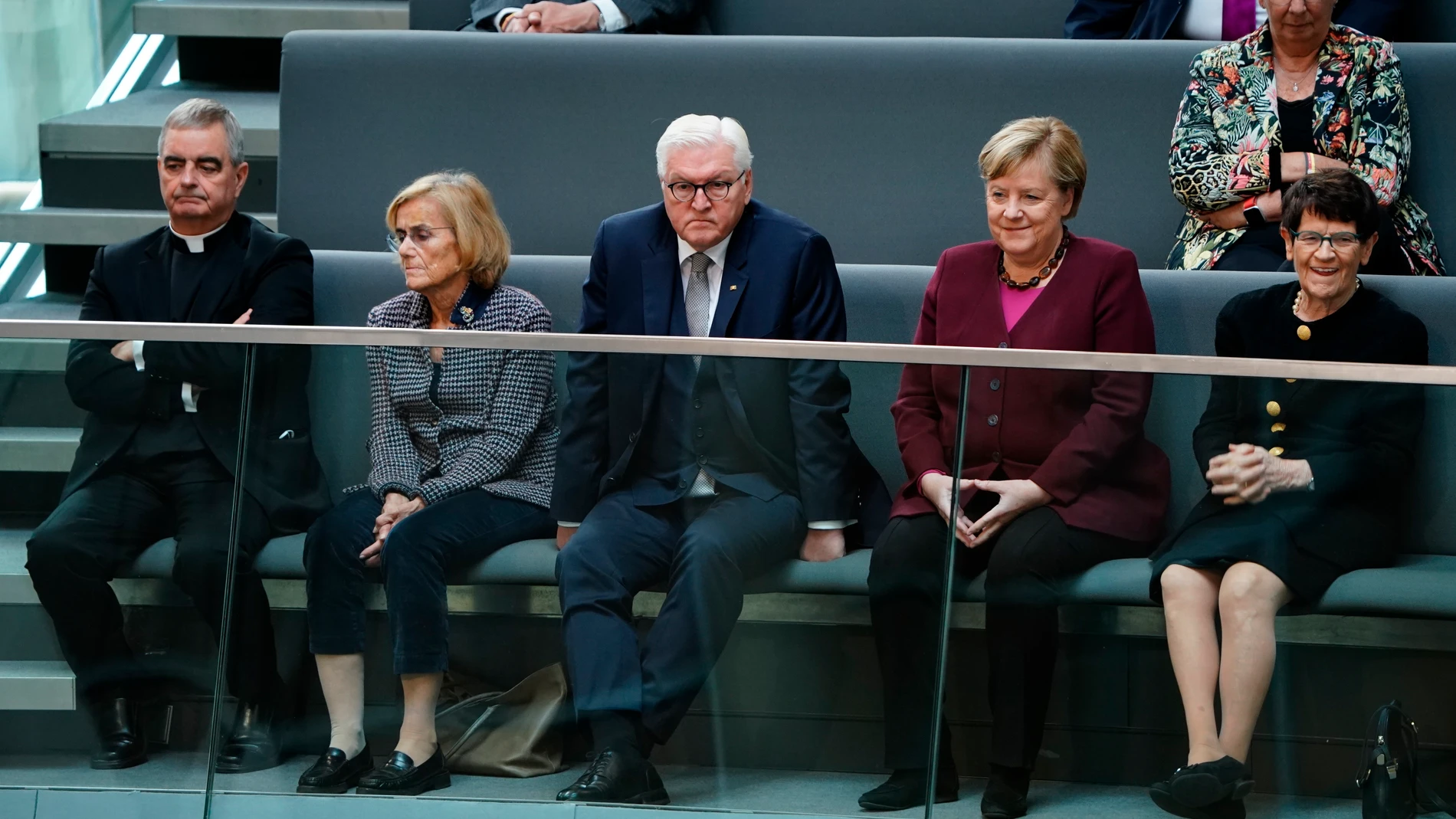 La hasta hoy canciller Angela Merkel en la bancada de las visitas del Bundestag