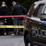 Agentes de policía en Boise Towne Square en Idaho donde murieron dos personas en el tiroteo