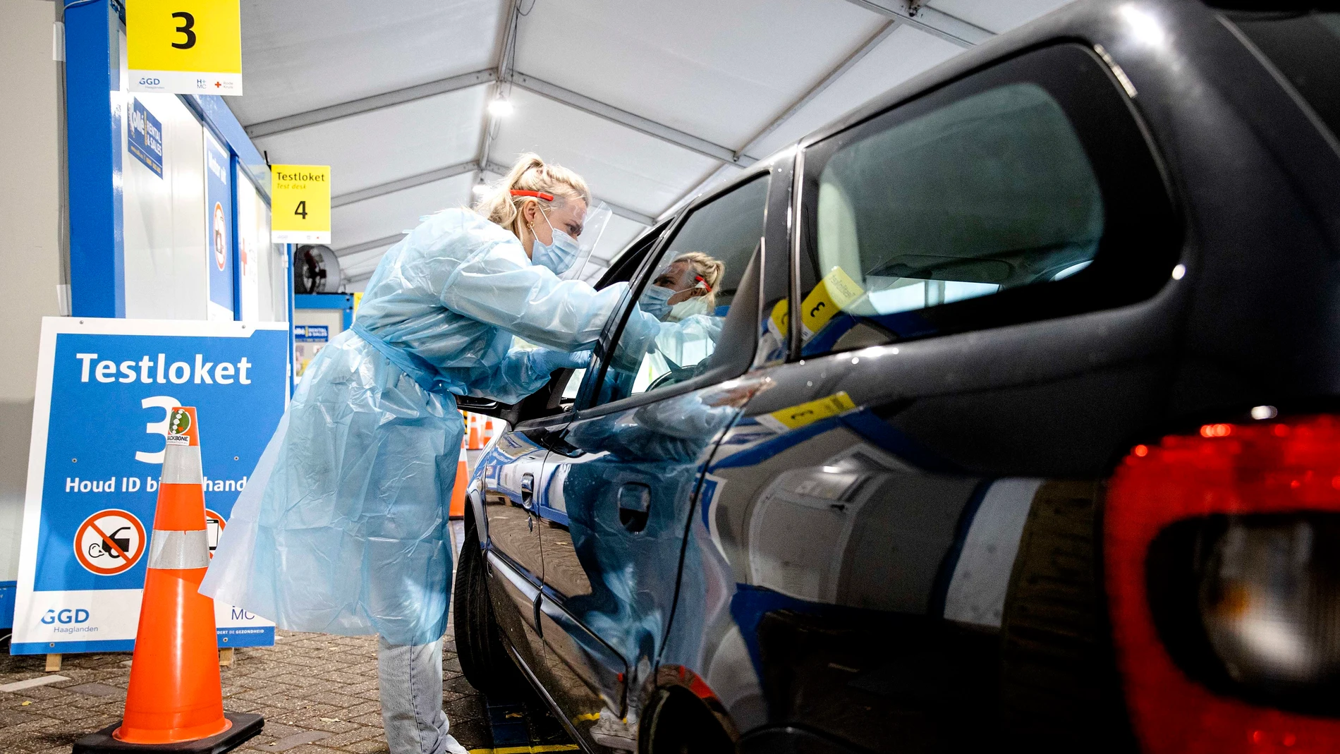 Un sanitario practica un test de Covid en La Haya, Holanda