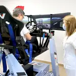 Un paciente con daño cerebral durante una sesión con el simulador