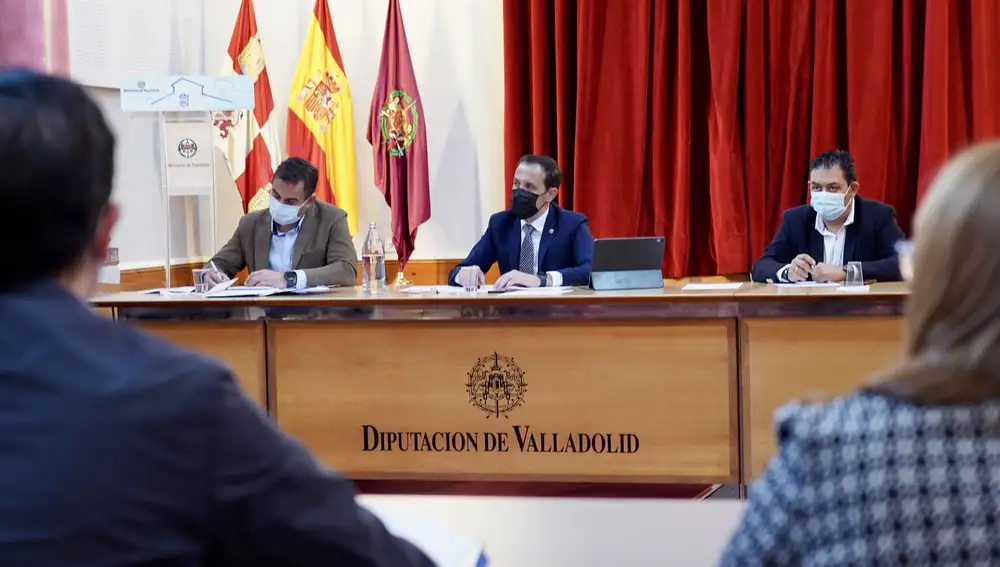El presidente de la Diputación de Valladolid, Conrado Íscar, durante la reunión con los regantes, organizaciones agrarias, alcaldes y mancomunidades