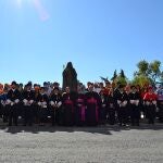 El obispo de Ávila y la rectora de la UCAV en la foto de familia de inauguración del curso académico
