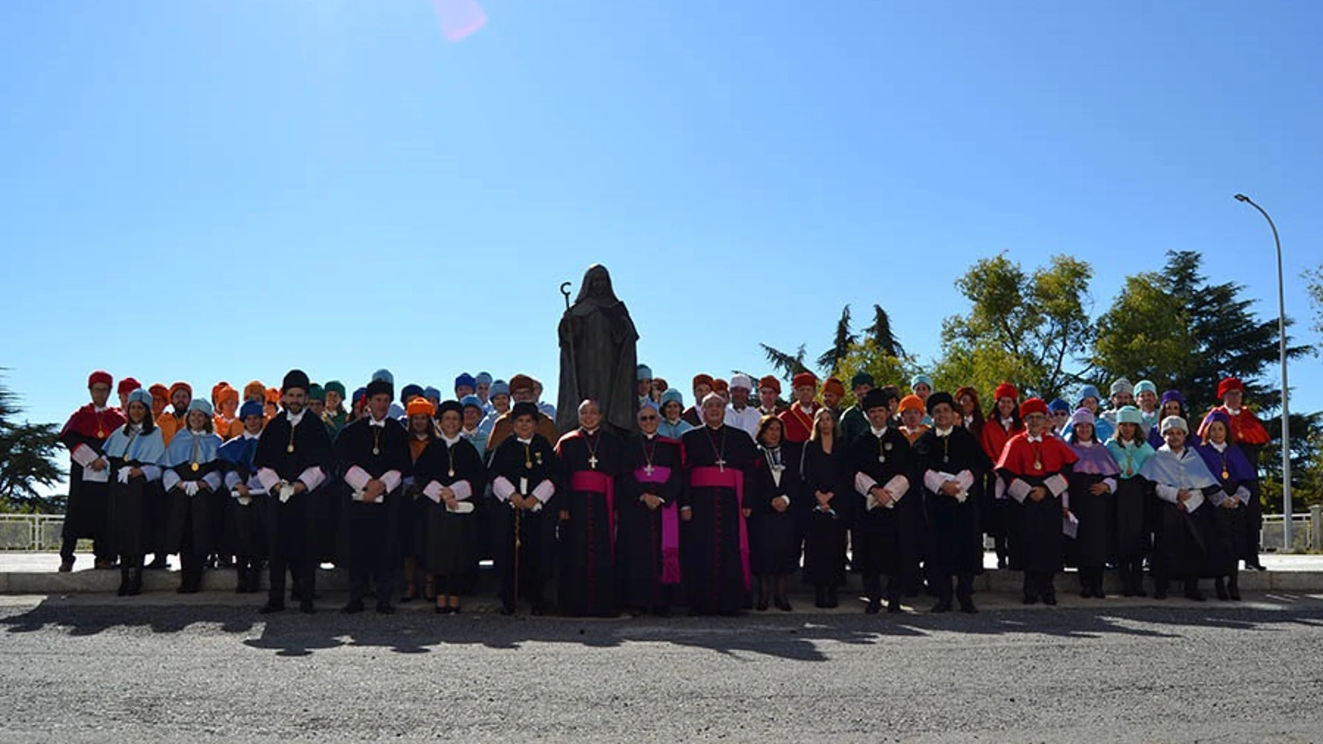El obispo de Ávila y la rectora de la UCAV en la foto de familia de inauguración del curso académico