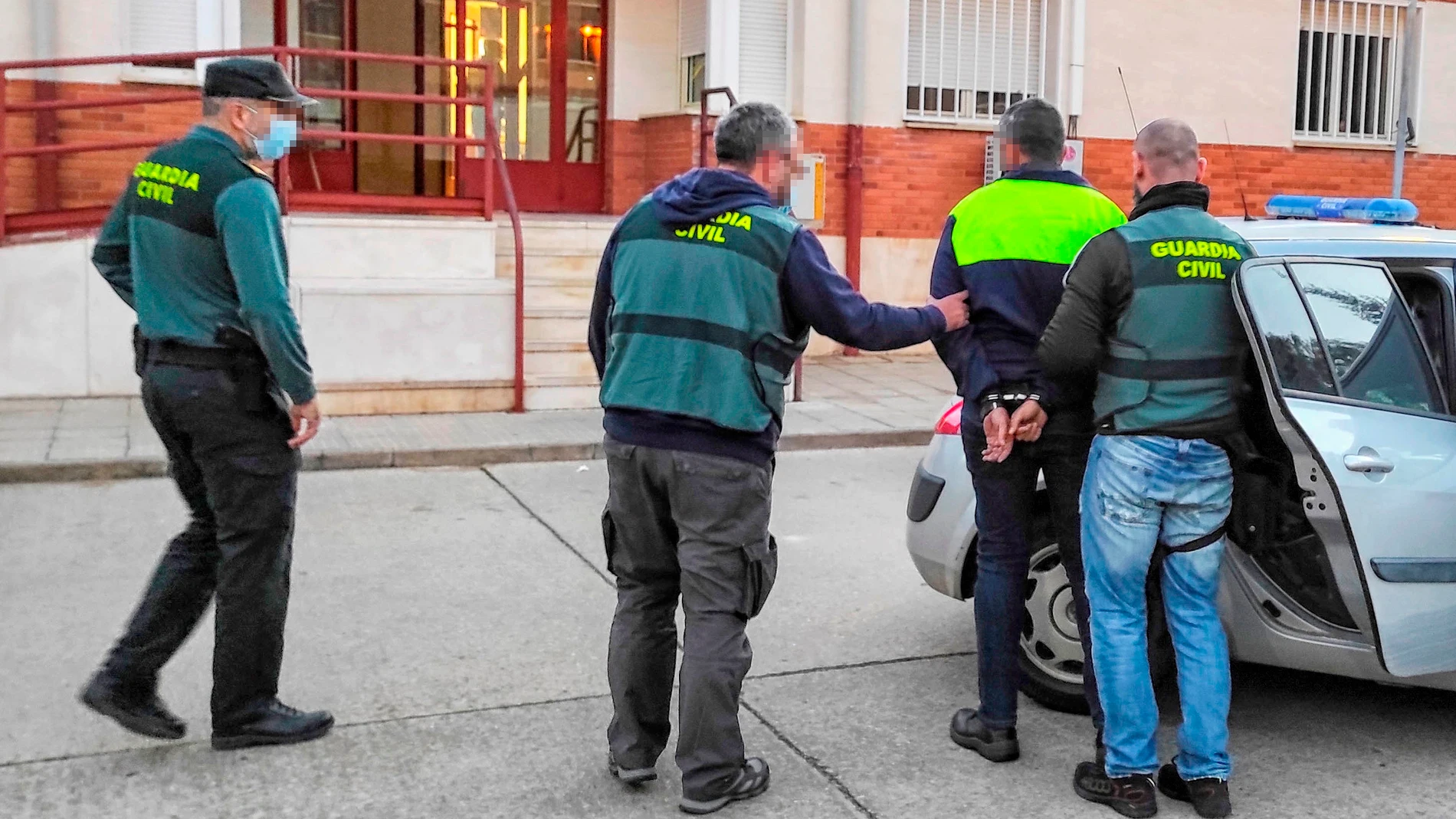 Momento del arresto en Palencia de un hombre de 33 años que acosaba a su ex pareja llamándola por teléfono desde números ocultos y compartiendo sus datos en páginas de contactos que posteriormente la requerían para contratar servicios sexuales