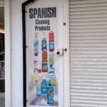 Un gran cartel a las puertas de una tienda en Reino Unido donde se lee “Spanish Cleaning Products”.